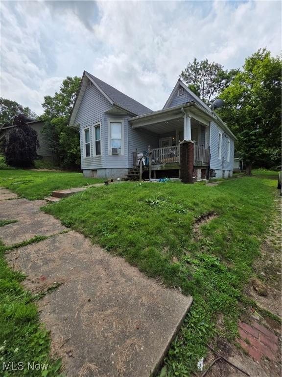 840 Prospect Ave, Zanesville, OH 43701 - view of front of home featuring a front yard and a porch