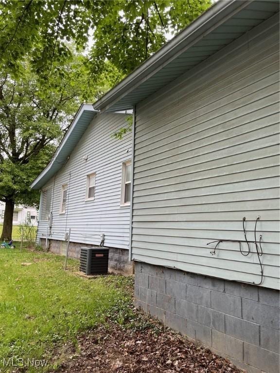 772 Shoshone Ave, Akron, OH 44305 - view of side of property with a central AC unit