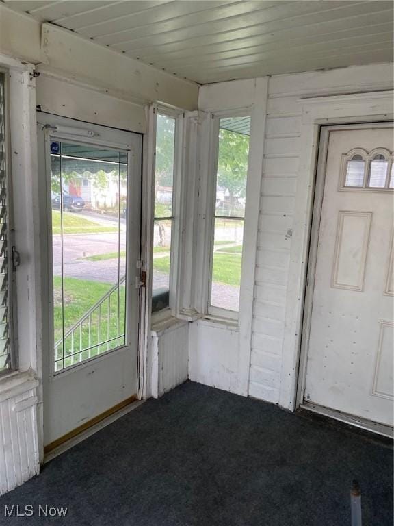 772 Shoshone Ave, Akron, OH 44305 - entrance foyer with dark carpet