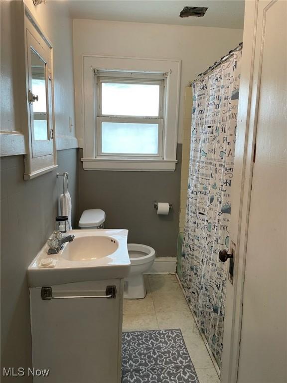 772 Shoshone Ave, Akron, OH 44305 - full bathroom with vanity, tile patterned flooring, and shower / bath combo with shower curtain