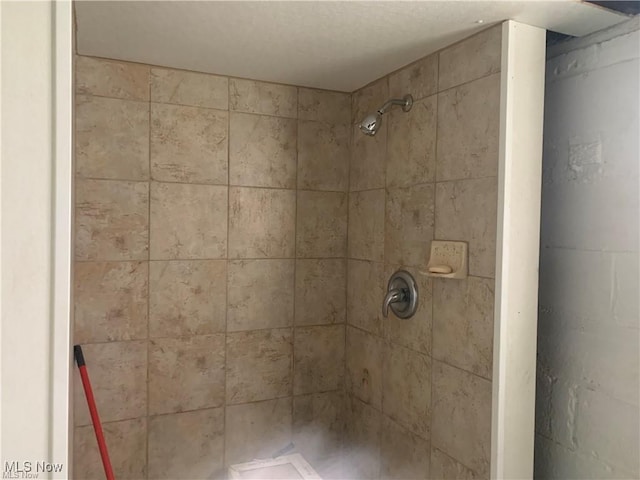 3961 E 53rd St, Newburgh Heights, OH 44105 - full bath featuring tiled shower