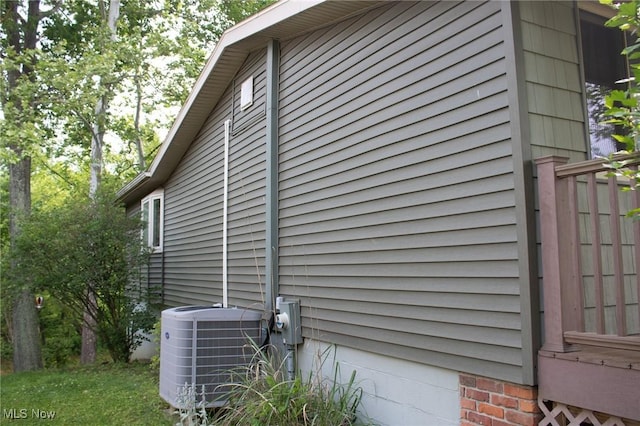 1553 Quail Hollow Dr, Cambridge, OH 43725 - view of side of property with a central air condition unit