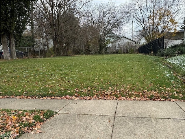 615 Noah Ave, Akron, OH 44320 - view of yard