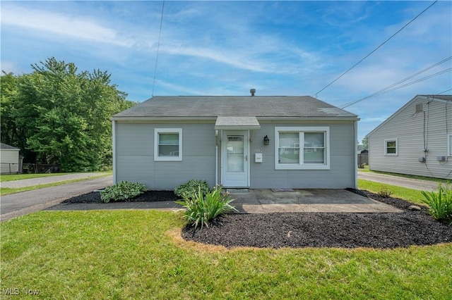 117 N Navarre Ave, Youngstown, OH 44515 - bungalow-style home featuring a front yard and a shingled roof