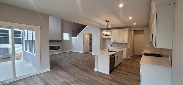 9145 Ledge View Ter, Broadview Heights, OH 44147 - kitchen featuring a sink, stainless steel dishwasher, decorative backsplash, a center island with sink, and baseboards