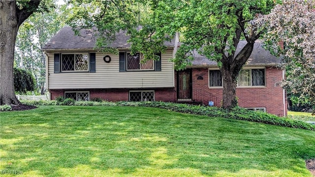 2615 Orchard Park St NW, Canton, OH 44718 - tri-level home featuring a front yard and brick siding