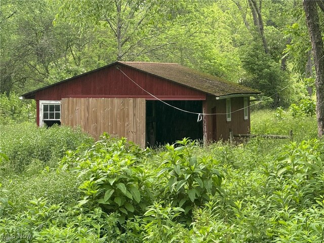 85 Arrow Rd NW, Carrollton, OH 44615 - view of pole building featuring a view of trees
