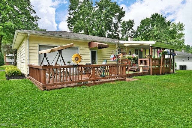 543 Towson Dr NW, Warren, OH 44483 - back of property with a lawn and a wooden deck