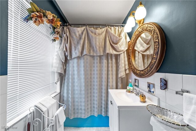 18975 Van Aken Blvd Unit 401, Shaker Heights, OH 44122 - full bathroom with vanity, tasteful backsplash, and curtained shower