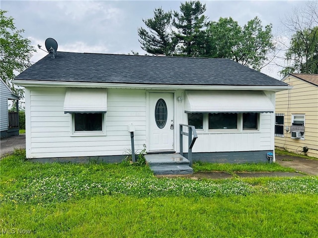 4780 E 173rd St, Cleveland, OH 44128 - bungalow-style home with roof with shingles, a front yard, and cooling unit