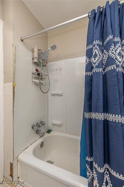 21202 Franklin Rd, Maple Heights, OH 44137 - bathroom featuring shower / bath combo