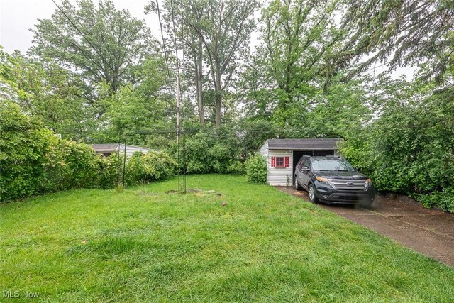 21202 Franklin Rd, Maple Heights, OH 44137 - view of green lawn featuring an outdoor structure and driveway
