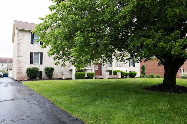 816 Pearson Un # 1, Boardman, OH 44512 - view of front of property with brick siding and a front yard