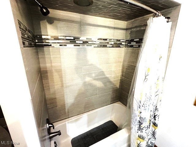 3232 Circle Dr, Cortland, OH 44410 - bathroom with shower / bath combination with curtain