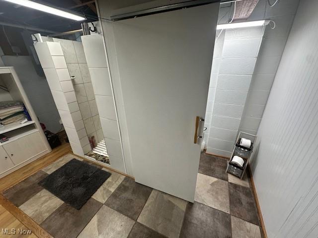 3232 Circle Dr, Cortland, OH 44410 - full bath featuring tiled shower
