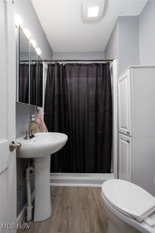 1168 Onondago Ave, Akron, OH 44305 - full bathroom with wood finished floors and curtained shower