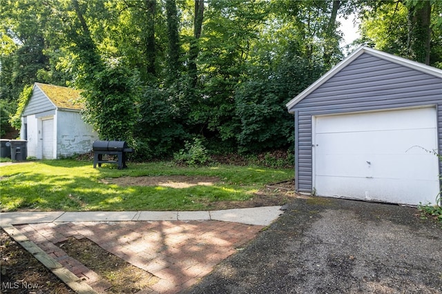 1168 Onondago Ave, Akron, OH 44305 - detached garage with asphalt driveway