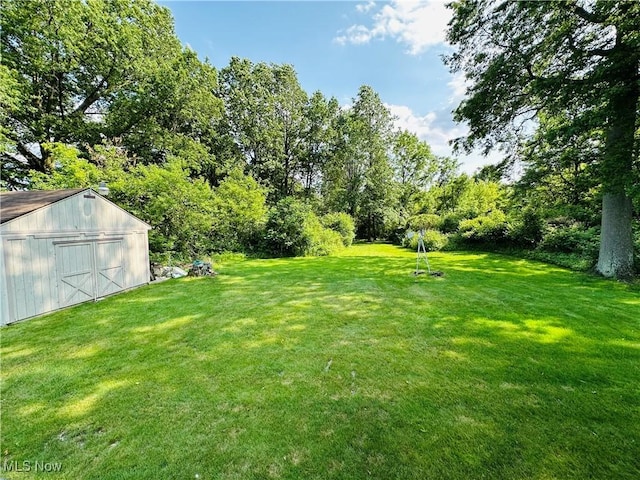 1684 Morris St, Mineral Ridge, OH 44440 - view of green lawn featuring an outbuilding and a garage