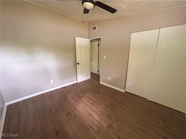 837 Pinecrest Rd, Girard, OH 44420 - unfurnished bedroom featuring wood finished floors, a closet, and a ceiling fan