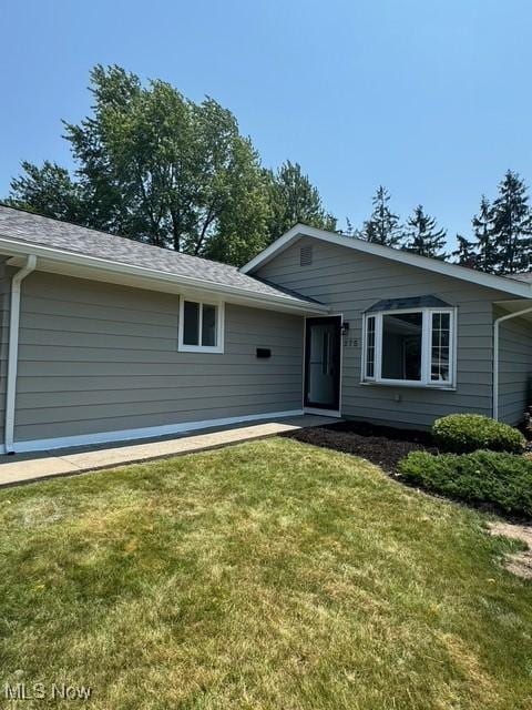 275 Butternut Ln, Berea, OH 44017 - single story home with a front lawn