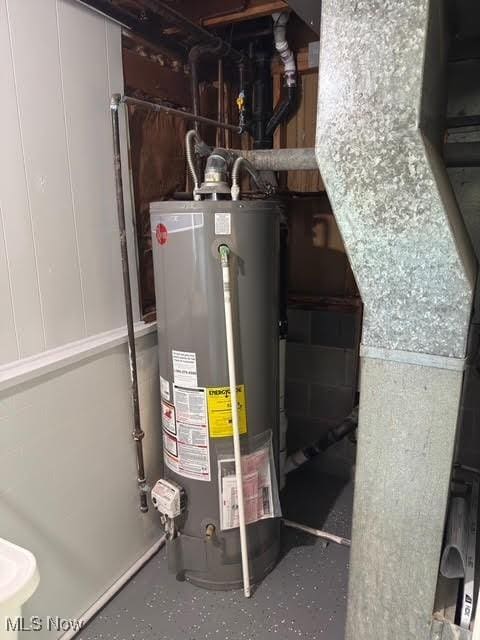 275 Butternut Ln, Berea, OH 44017 - utility room featuring gas water heater