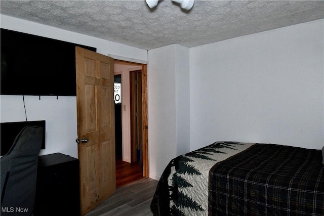 5041 W S Range Rd, Salem, OH 44460 - bedroom featuring dark wood finished floors and a textured ceiling