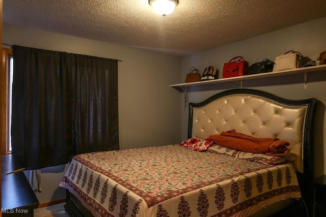 620 Ridgeline Dr, Cuyahoga Falls, OH 44223 - bedroom featuring a textured ceiling