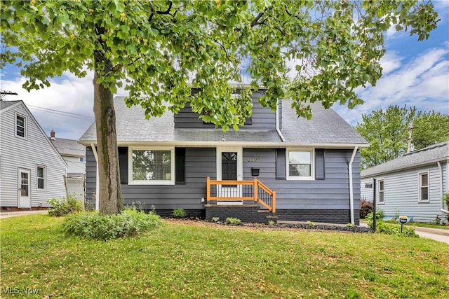 6207 Dartworth Dr, Parma, OH 44129 - view of front of house featuring a front yard and roof with shingles