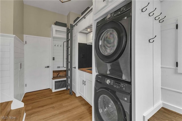 6207 Dartworth Dr, Parma, OH 44129 - laundry area featuring estacked washer and dryer and light wood finished floors
