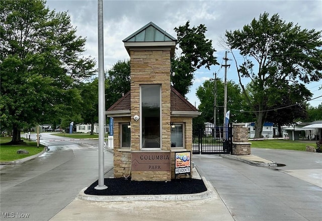 8 Symphony St, Olmsted Twp, OH 44138 - surrounding community featuring a gate