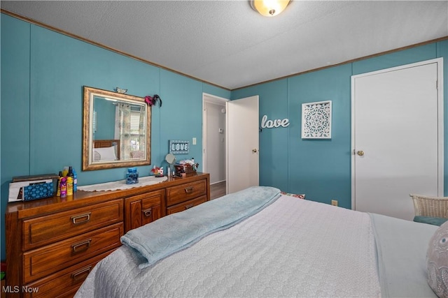 8 Symphony St, Olmsted Twp, OH 44138 - bedroom featuring a decorative wall and a textured ceiling