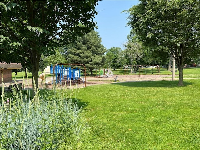 1749 Highview Ave, Akron, OH 44301 - view of green lawn