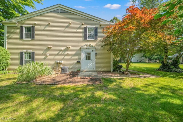 7297 Trotter Ln Unit B, Mentor, OH 44060 - back of property with a lawn and a patio