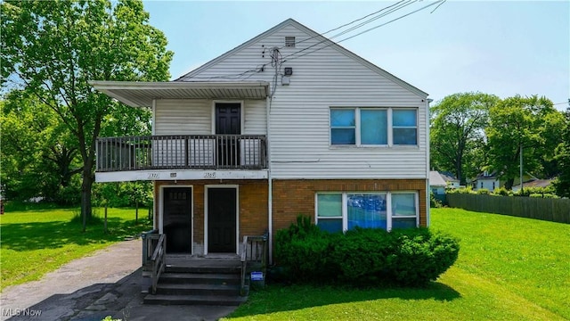1369 Adelaide Ave SE, Warren, OH 44484 - view of front of property with a balcony and a front yard