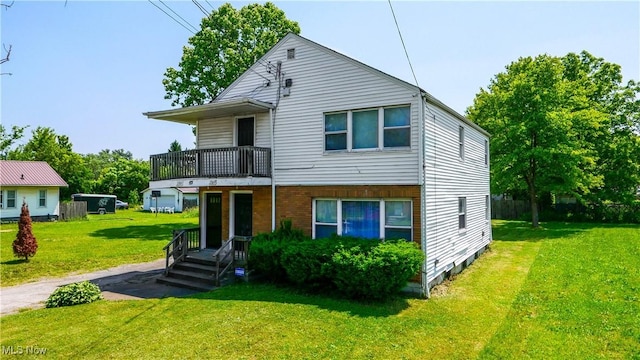1369 Adelaide Ave SE, Warren, OH 44484 - view of front of house with a balcony and a front yard
