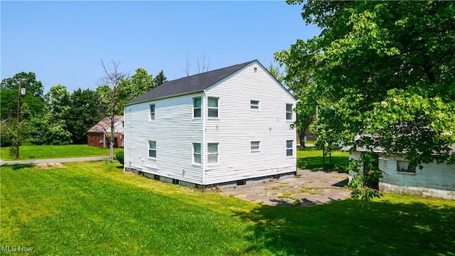 1369 Adelaide Ave SE, Warren, OH 44484 - view of side of home with a lawn