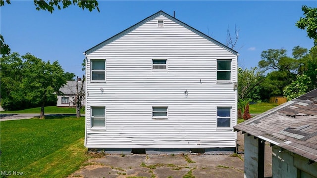 1369 Adelaide Ave SE, Warren, OH 44484 - view of side of property with a yard