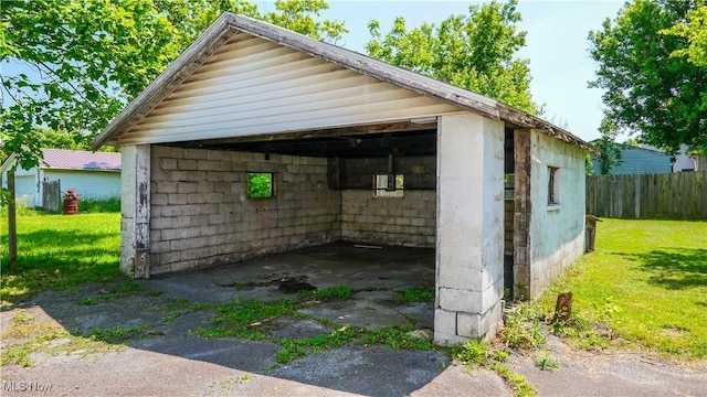 1369 Adelaide Ave SE, Warren, OH 44484 - garage featuring a carport