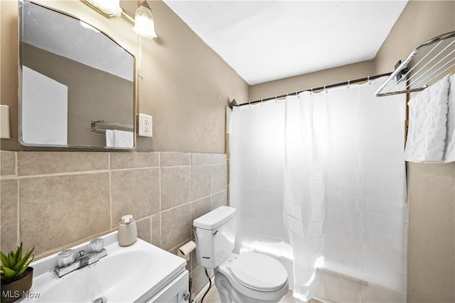 1369 Adelaide Ave SE, Warren, OH 44484 - full bathroom with tile walls, vanity, and shower / tub combo