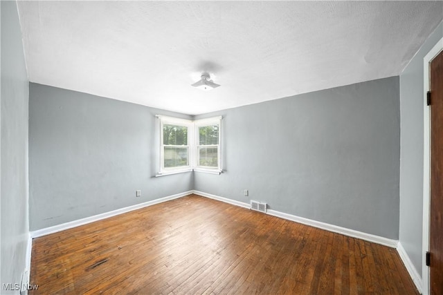 1369 Adelaide Ave SE, Warren, OH 44484 - unfurnished room with baseboards and hardwood / wood-style floors
