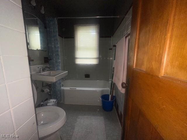 20371 Morris Ave, Euclid, OH 44123 - full bath with toilet and washtub / shower combination