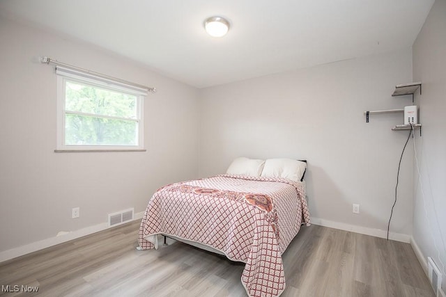 2611 E Pleasant Valley Rd, Seven Hills, OH 44131 - bedroom featuring wood finished floors and baseboards