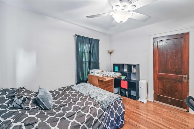 1754 Edgewood St NE, Warren, OH 44483 - bedroom featuring wood finished floors and a ceiling fan