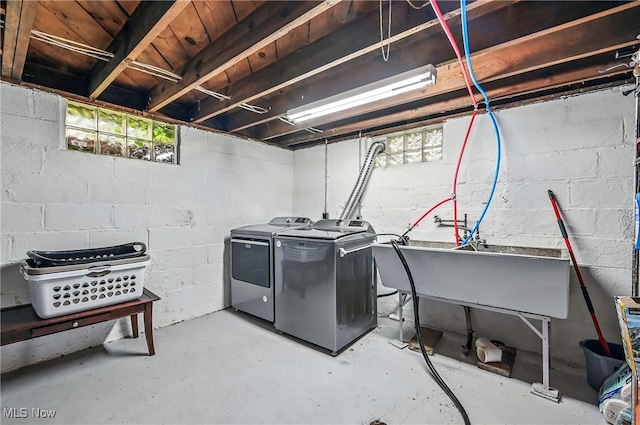 1754 Edgewood St NE, Warren, OH 44483 - laundry area featuring washing machine and clothes dryer