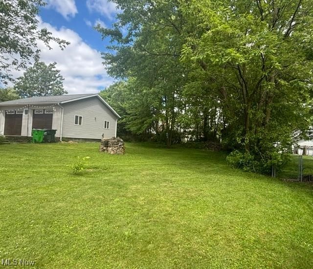 967 Lincoln St, Wooster, OH 44691 - view of grassy yard featuring a detached garage