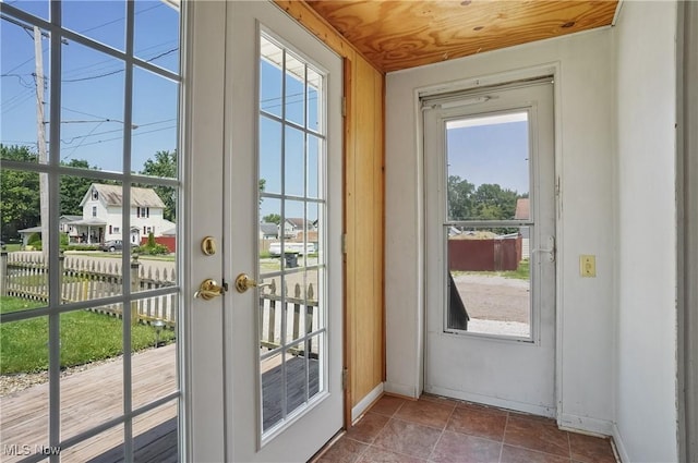 608 S 14th St, Sebring, OH 44672 - doorway with baseboards