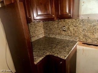 1531 E 290th St, Wickliffe, OH 44092 - detailed view of decorative backsplash and light stone counters