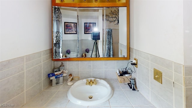 217 Meadowbrook Ave, Boardman, OH 44512 - full bath featuring tile walls and a shower with curtain