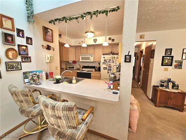 3308 Trappers Trl Unit A, Cortland, OH 44410 - kitchen with white appliances, a peninsula, light colored carpet, a textured ceiling, and a breakfast bar