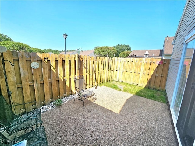 3308 Trappers Trl Unit A, Cortland, OH 44410 - fenced backyard featuring a patio area
